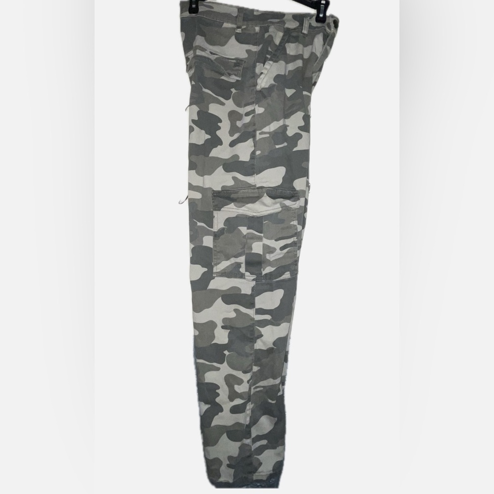 Refuge Camouflage oversized straight cargo Pants -EUC - Picture 3 of 4